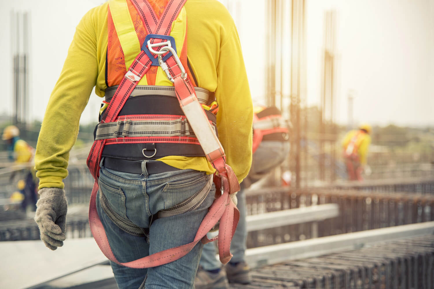 trabajador en altura con elementos de protección personal