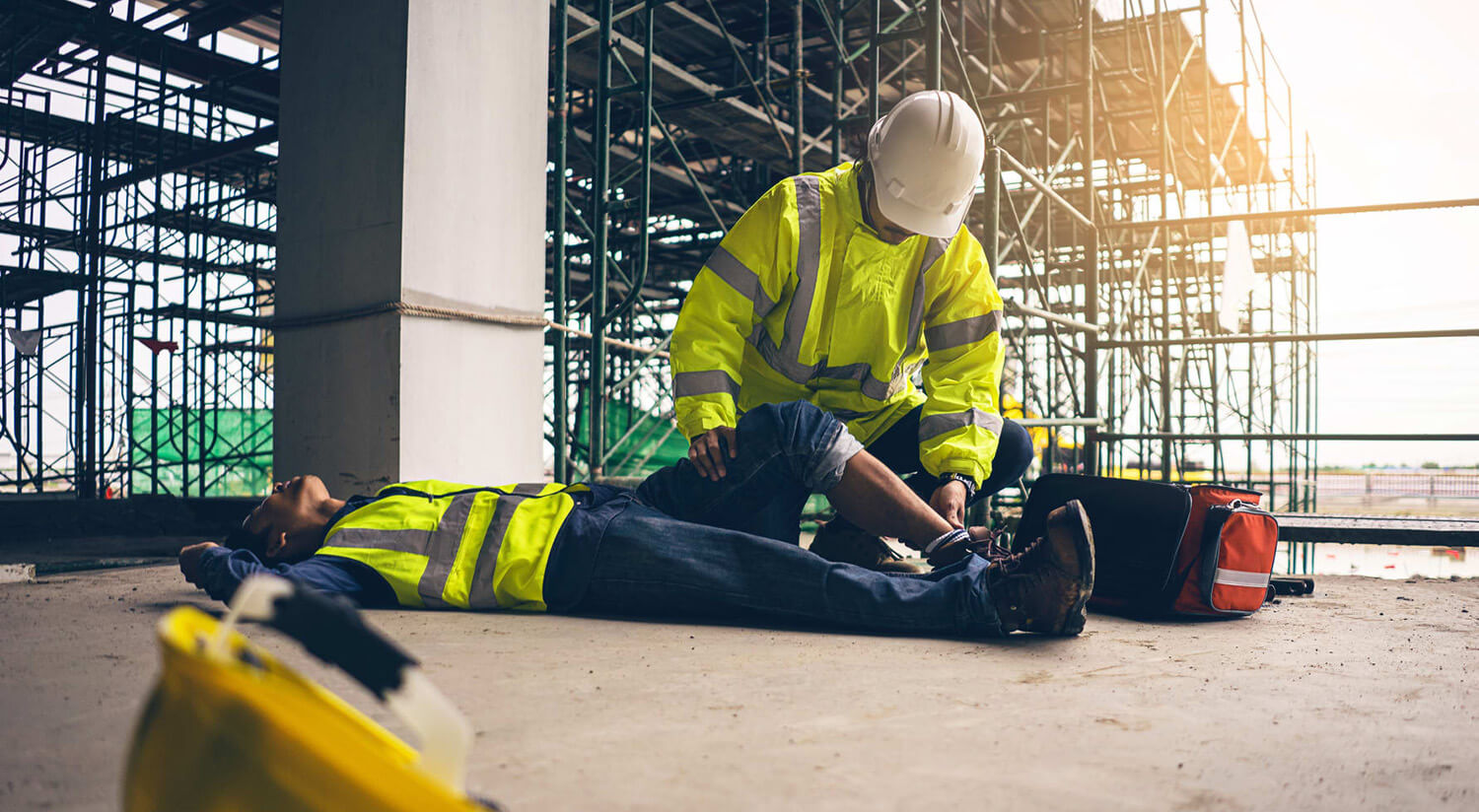 trabajadores practicando primeros auxilios en obra civil