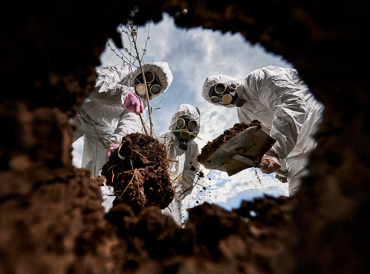 dos ecologistas cavando zanja en la tierra para deshechos tóxicos