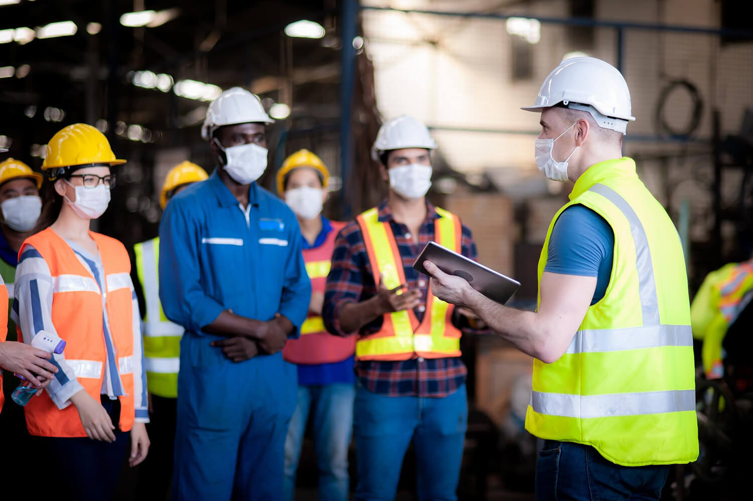 Grupo de inspectores HSE con elementos de protección personal